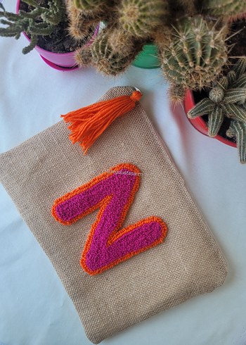 Punch işlemeli jüt kumaş harfli clutch çanta