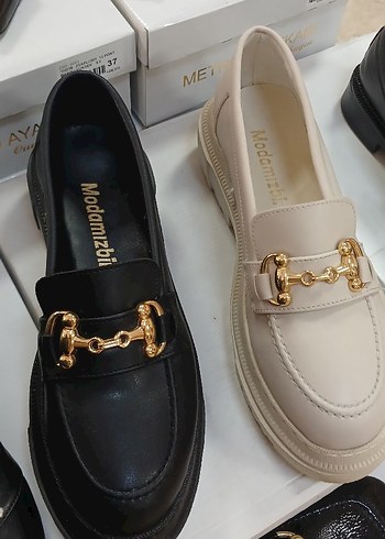 Beyaz Parlak Yılan Desenli Tokalı Kadın Loafer