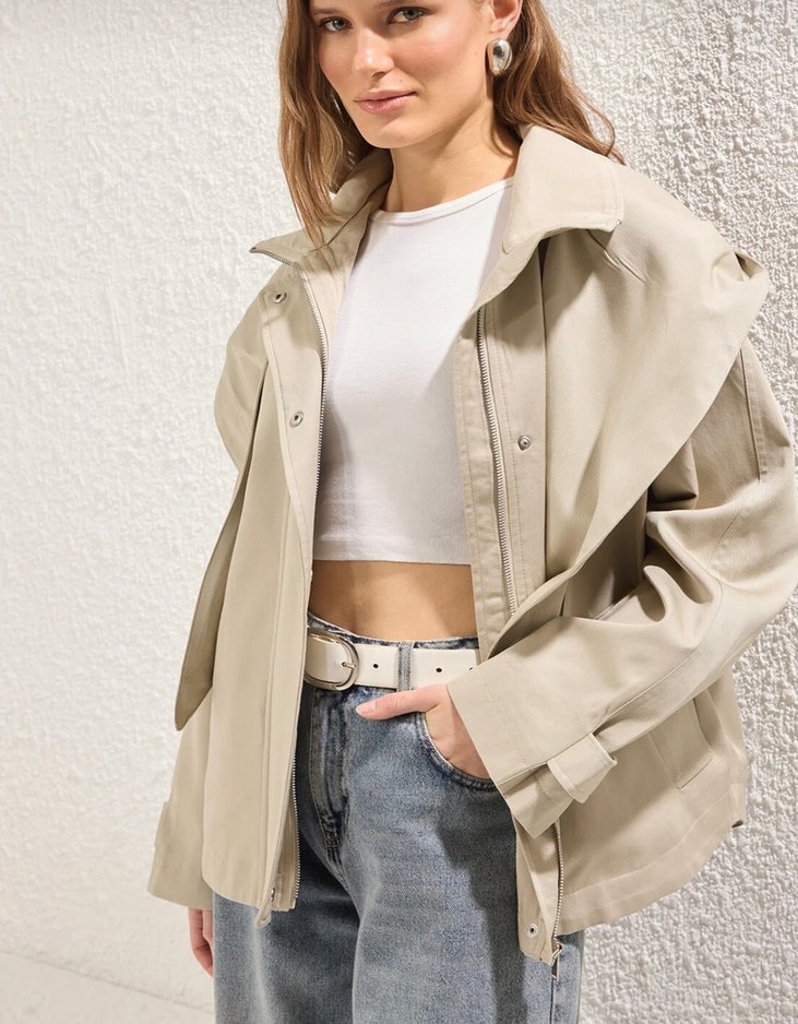Bej oversize bağlama detaylı kapşonlu Kısa Kadın Trençkot çeket - Görsel 3