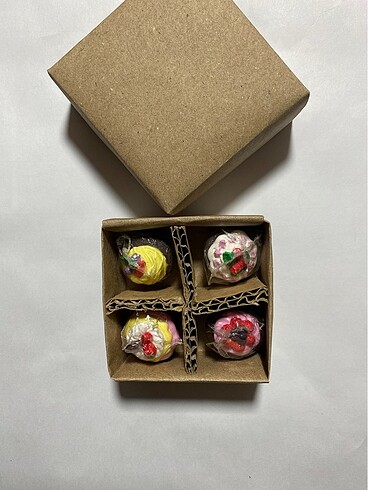 Cupcake magnet