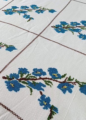 Mavi kaneviçe işlemeli etamin örtü - Görsel 5