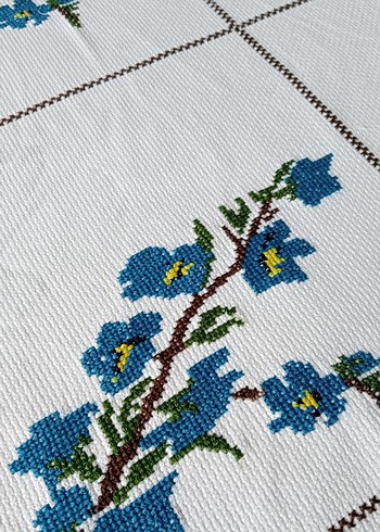 Mavi kaneviçe işlemeli etamin örtü - Görsel 9