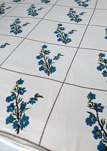 Mavi kaneviçe işlemeli etamin örtü - Görsel 4