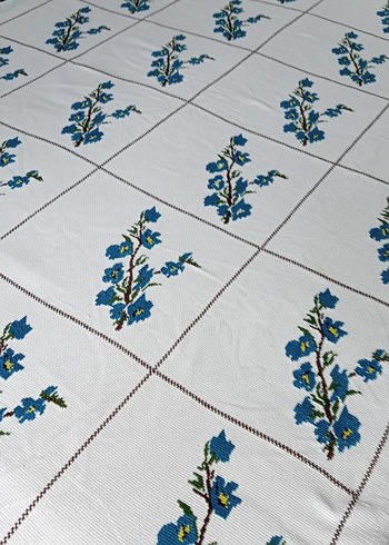 Mavi kaneviçe işlemeli etamin örtü - Görsel 3