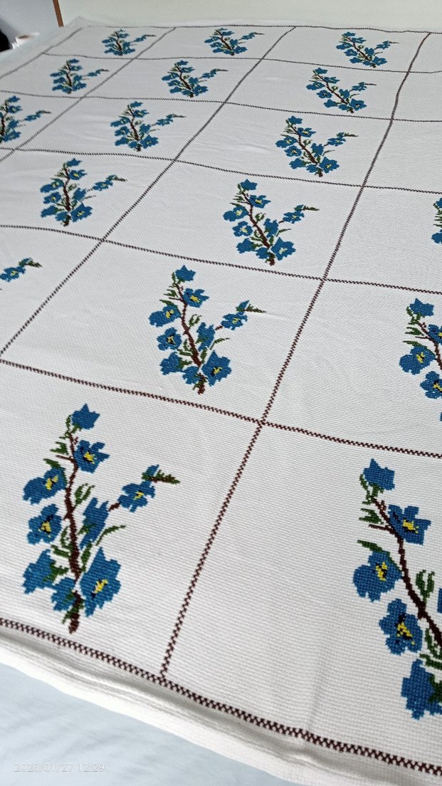 Mavi kaneviçe işlemeli etamin örtü - Görsel 4