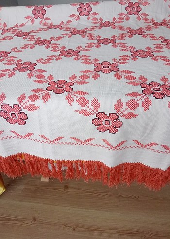 Nakışlı Kırmızı Masa Örtüsü - Görsel 3