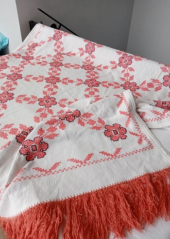 Nakışlı Kırmızı Masa Örtüsü - Görsel 2