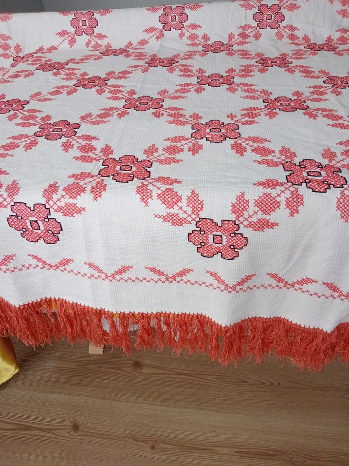 Nakışlı Kırmızı Masa Örtüsü - Görsel 3