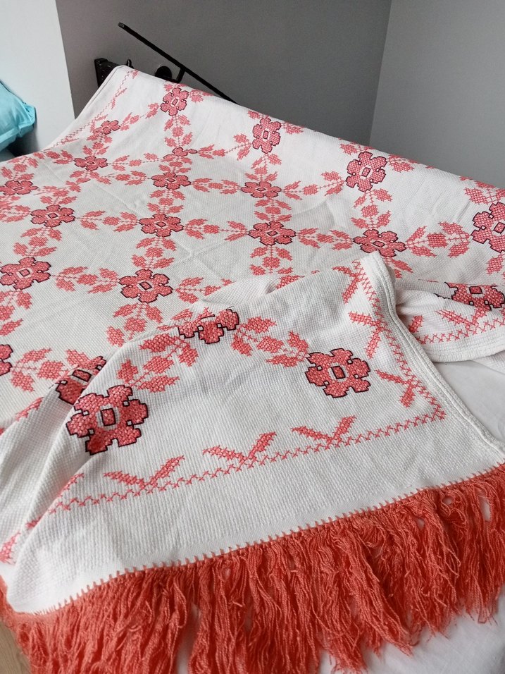 Nakışlı Kırmızı Masa Örtüsü - Görsel 2