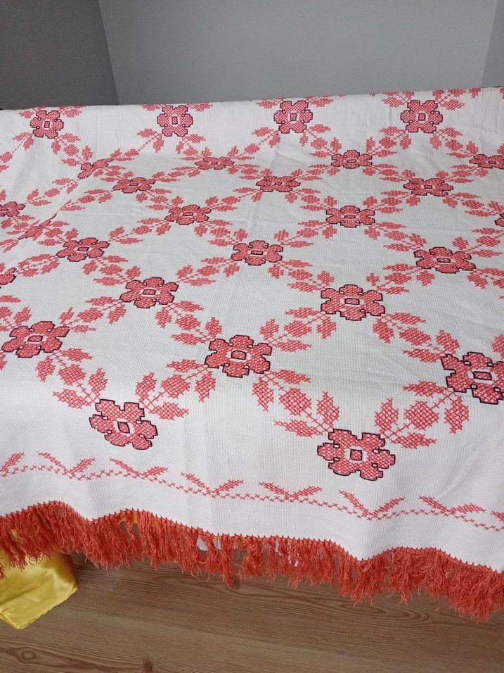 Nakışlı Kırmızı Masa Örtüsü - Görsel 4