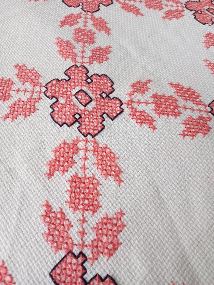 Nakışlı Kırmızı Masa Örtüsü - Görsel 5