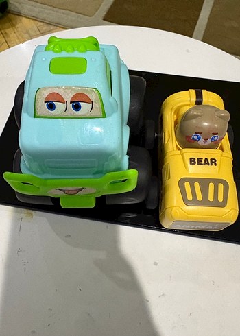 2 oyuncak araba