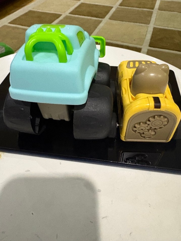 2 oyuncak araba - Görsel 3