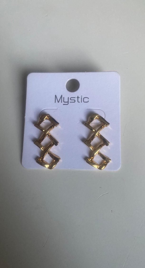 Zincir Detaylı Mini Altın Yılan Desenli Küpe - Görsel 2