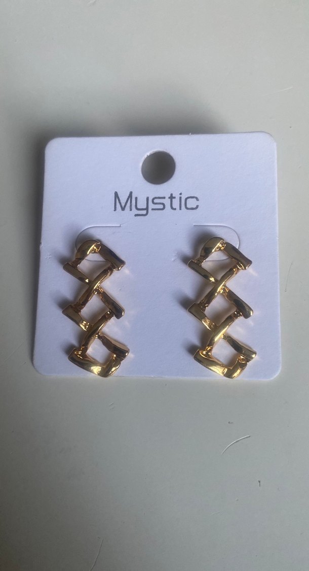 Zincir Detaylı Mini Altın Yılan Desenli Küpe - Görsel 3