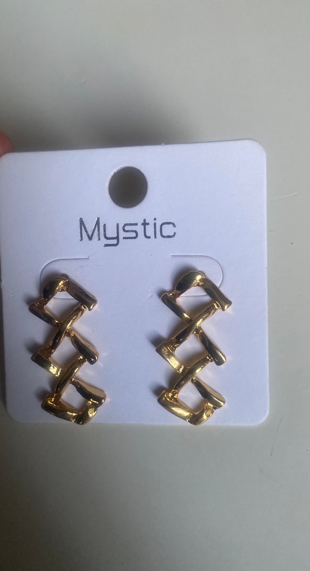 Zincir Detaylı Mini Altın Yılan Desenli Küpe - Görsel 5