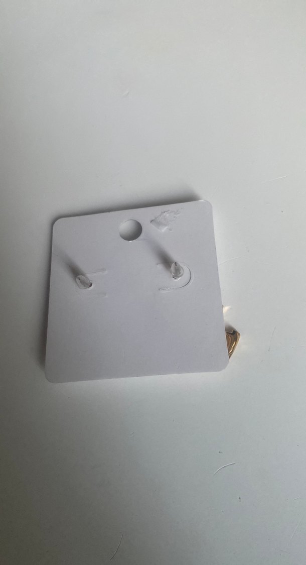 Zincir Detaylı Mini Altın Yılan Desenli Küpe - Görsel 4