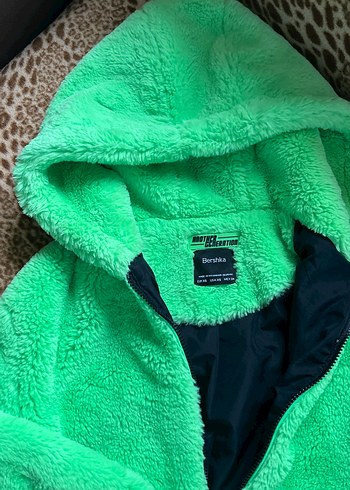 Yeşil Kapüşonlu Sıcak Kadın Ceketi - Görsel 2