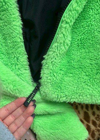 Yeşil Kapüşonlu Sıcak Kadın Ceketi - Görsel 4