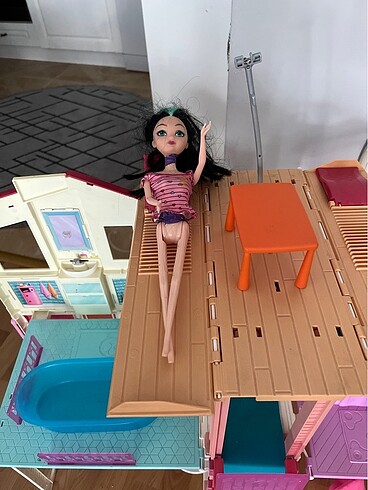 Zara Barbi malibu evi