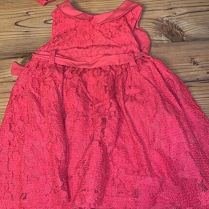 Pembe saç bantlı güpürlü elbise