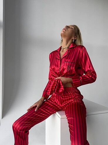 saten uzun kollu kırmızı çizgili pijama takımı