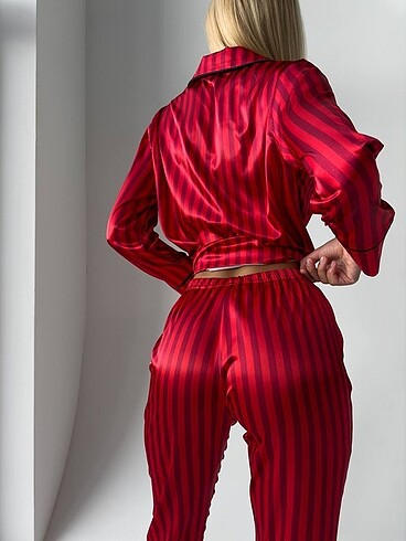 l Beden saten uzun kollu kırmızı çizgili pijama takımı