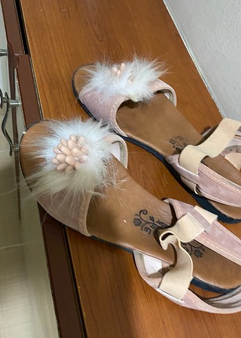 Bej Tüylü Dolgu Topuklu Kadın Sandalet - Görsel 2