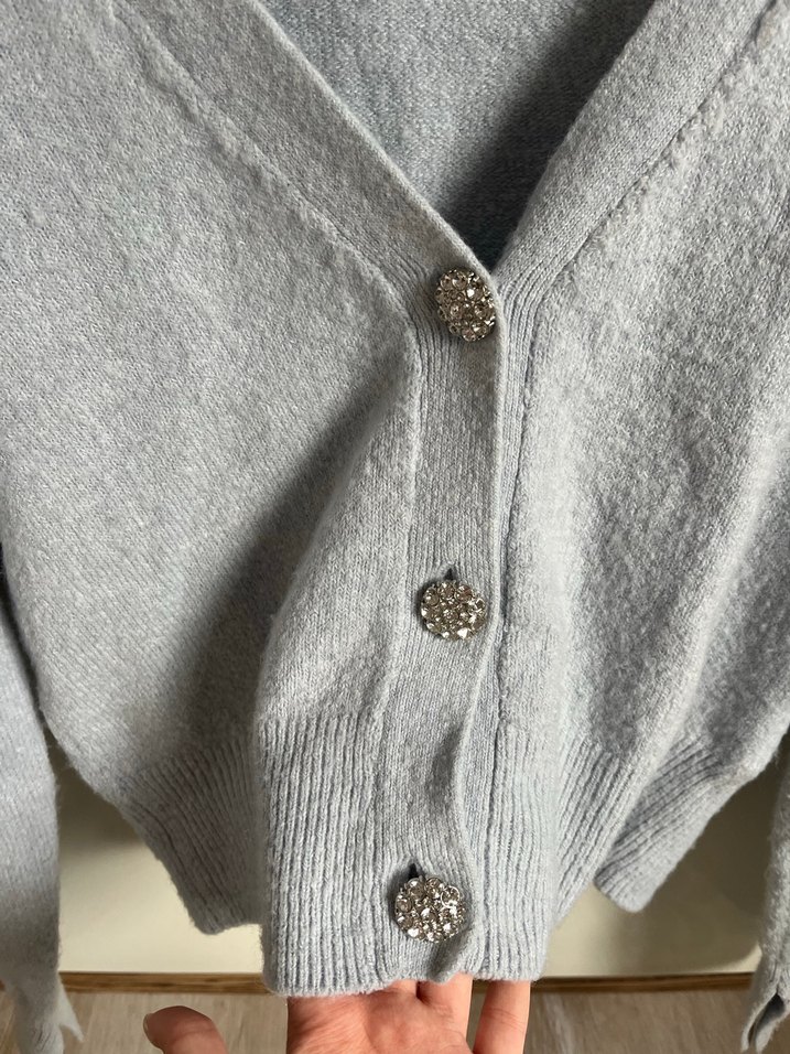 Gri V Yaka Düğmeli Kadın Hırka - Görsel 2