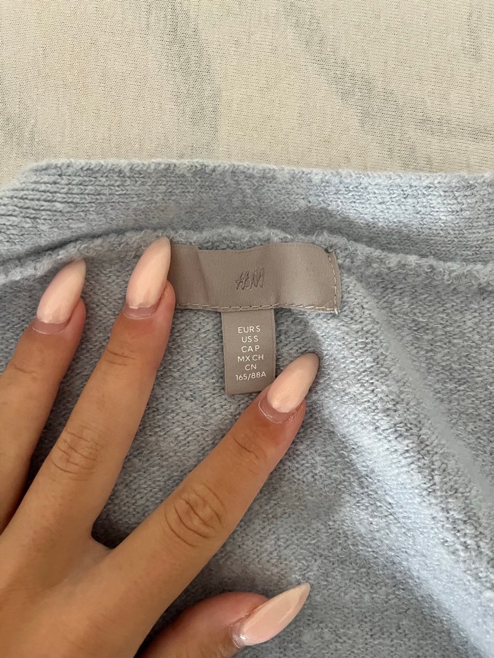 Gri V Yaka Düğmeli Kadın Hırka - Görsel 3