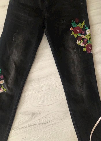 Nakışlı Siyah Bol Kesim Kadın Kot Pantolon - Görsel 4