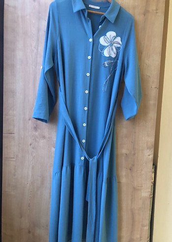 Düğmeli Mavi Nakışlı Uzun Keten Elbise - Görsel 3
