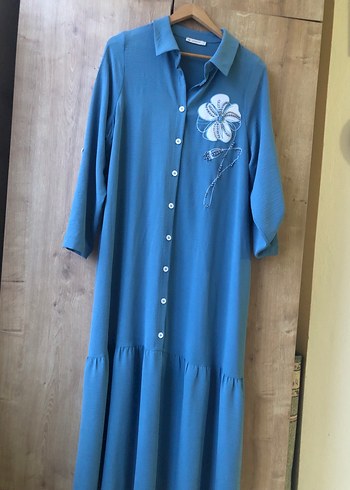 Düğmeli Mavi Nakışlı Uzun Keten Elbise - Görsel 9