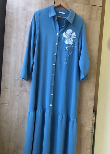 Düğmeli Mavi Nakışlı Uzun Keten Elbise - Görsel 8