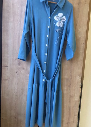 Düğmeli Mavi Nakışlı Uzun Keten Elbise - Görsel 7