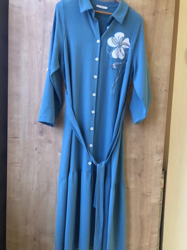 Düğmeli Mavi Nakışlı Uzun Keten Elbise - Görsel 3