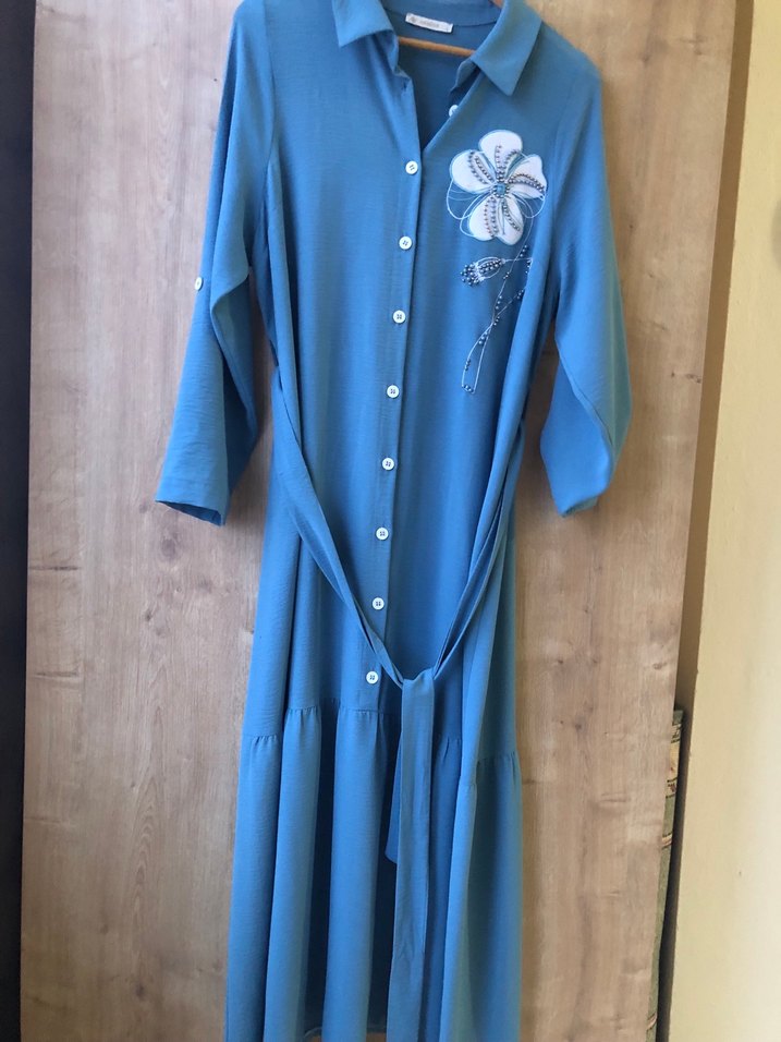 Düğmeli Mavi Nakışlı Uzun Keten Elbise - Görsel 4
