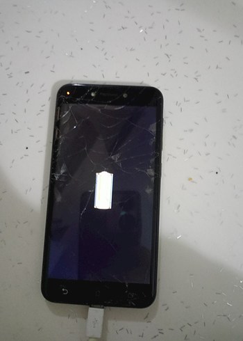 Kırık Ekranlı Siyah Android Telefon - Görsel 2