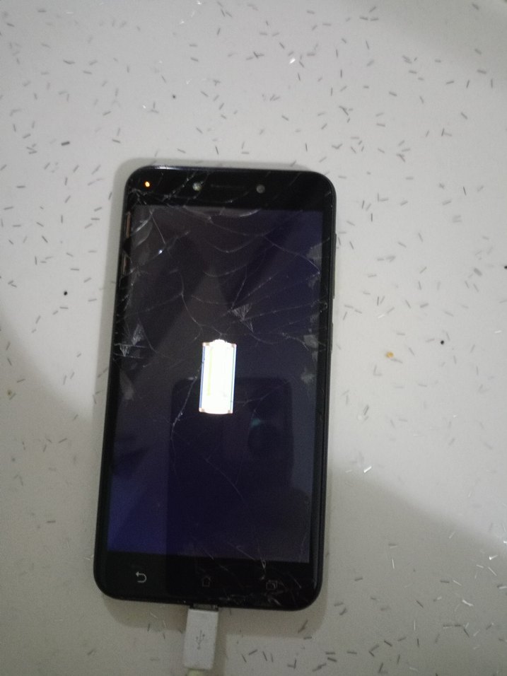 Kırık Ekranlı Siyah Android Telefon - Görsel 2