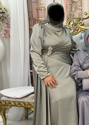 Uzun Kollu, Yüksek Yakalı Gri Abiye Elbise