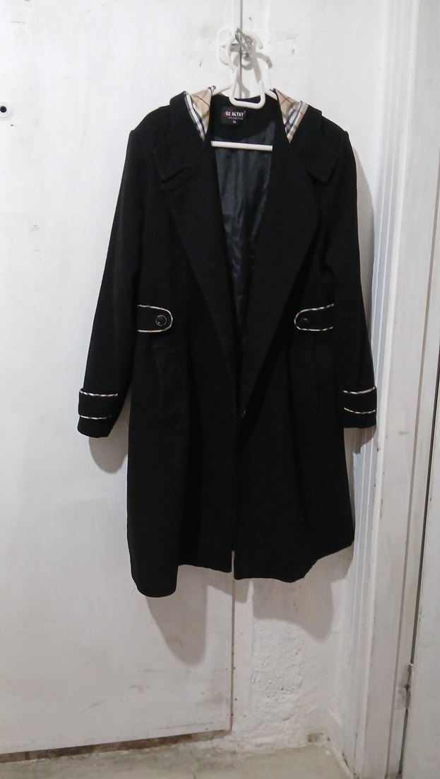 Kapüşonlu Siyah Kaban - Görsel 2