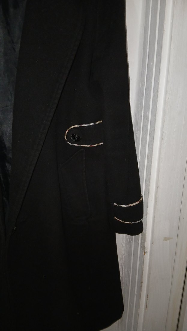 Kapüşonlu Siyah Kaban - Görsel 4