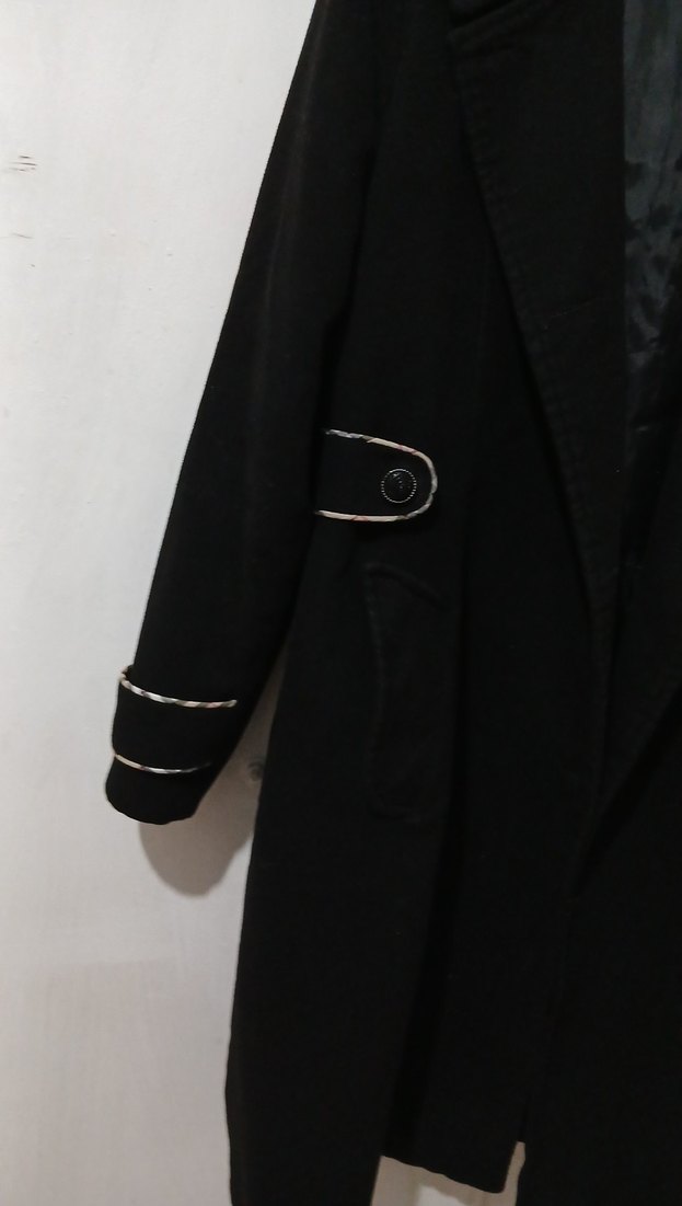 Kapüşonlu Siyah Kaban - Görsel 3