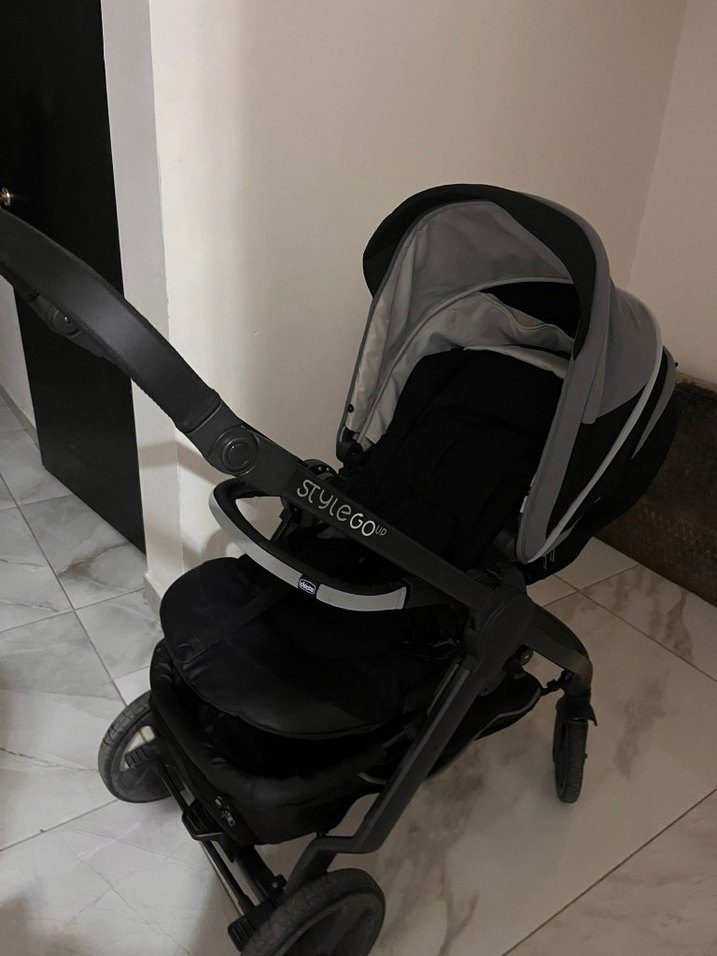 Gri ve Siyah Bebek Arabası - Görsel 2