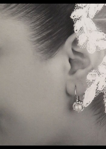 İşlemeli Mini Beyaz İnci Küpeler - Görsel 3