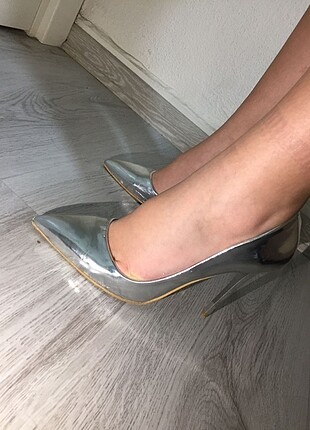 Gümüş stiletto ayakkabı