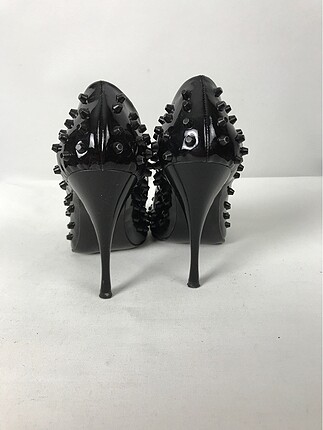 39 Beden siyah Renk Zımbalı Stiletto