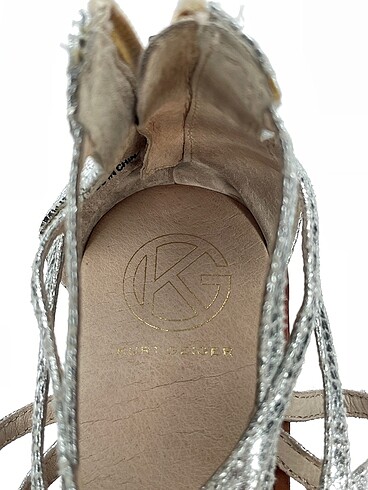 37 Beden gri Renk Kurt Geiger Sandalet %70 İndirimli.