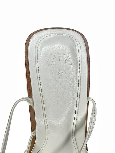 39 Beden beyaz Renk Zara Sandalet %70 İndirimli.