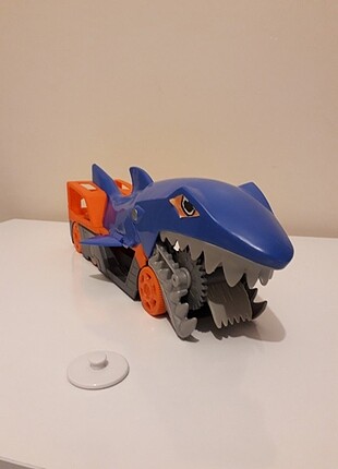 Hot wheels araç yiyen köpekbalığı 